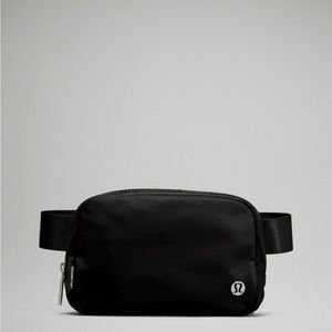 Lululemon everywhere belt bag 1L in black